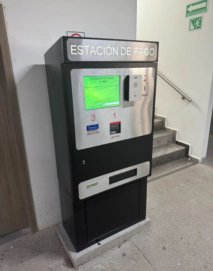 Cajero de pago inteligente QPARK con intercomunicador IP integrado para soporte a clientes