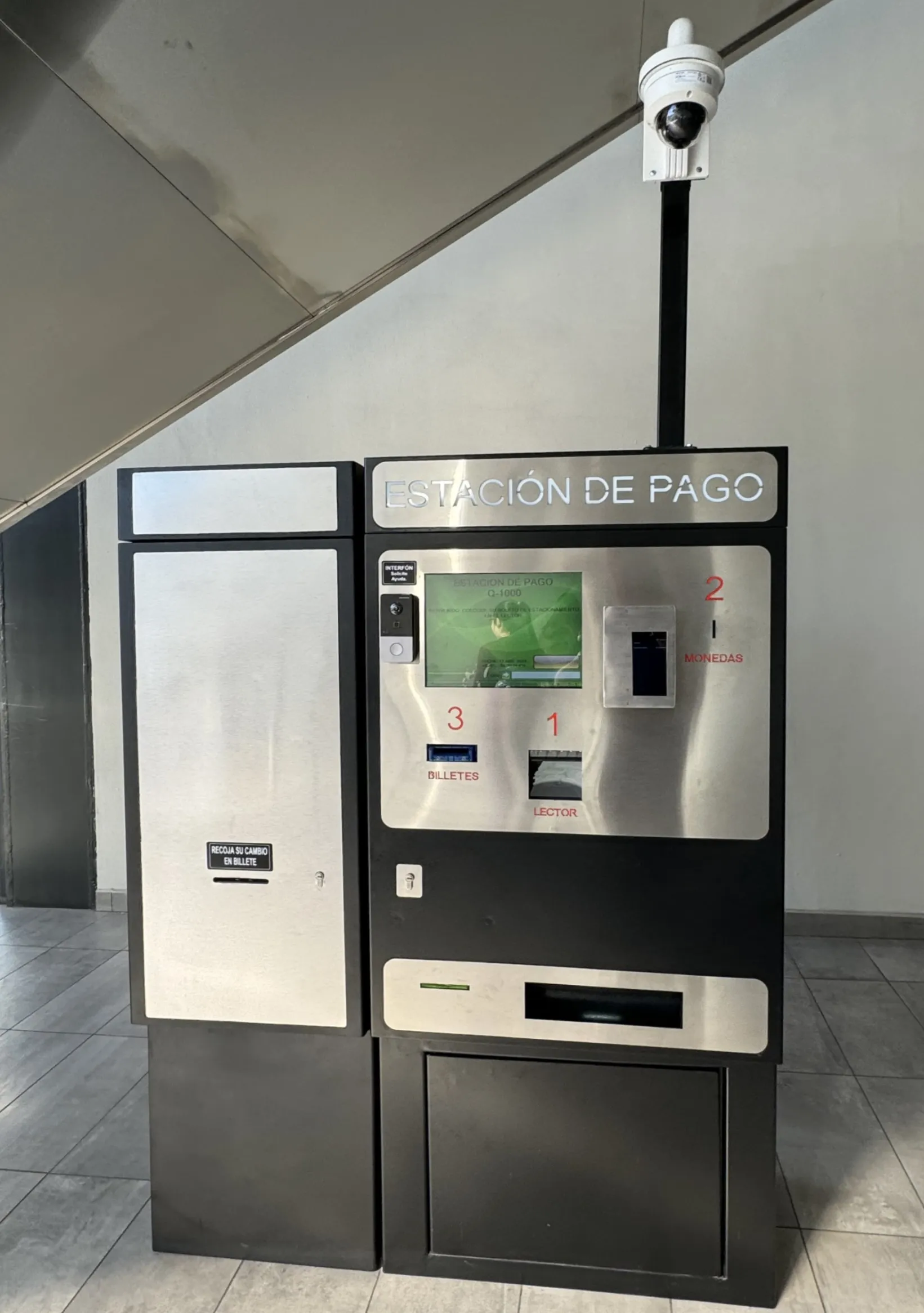 Estación de pago automático Q1000MDB aceptando pesos y dólares en Mexicali