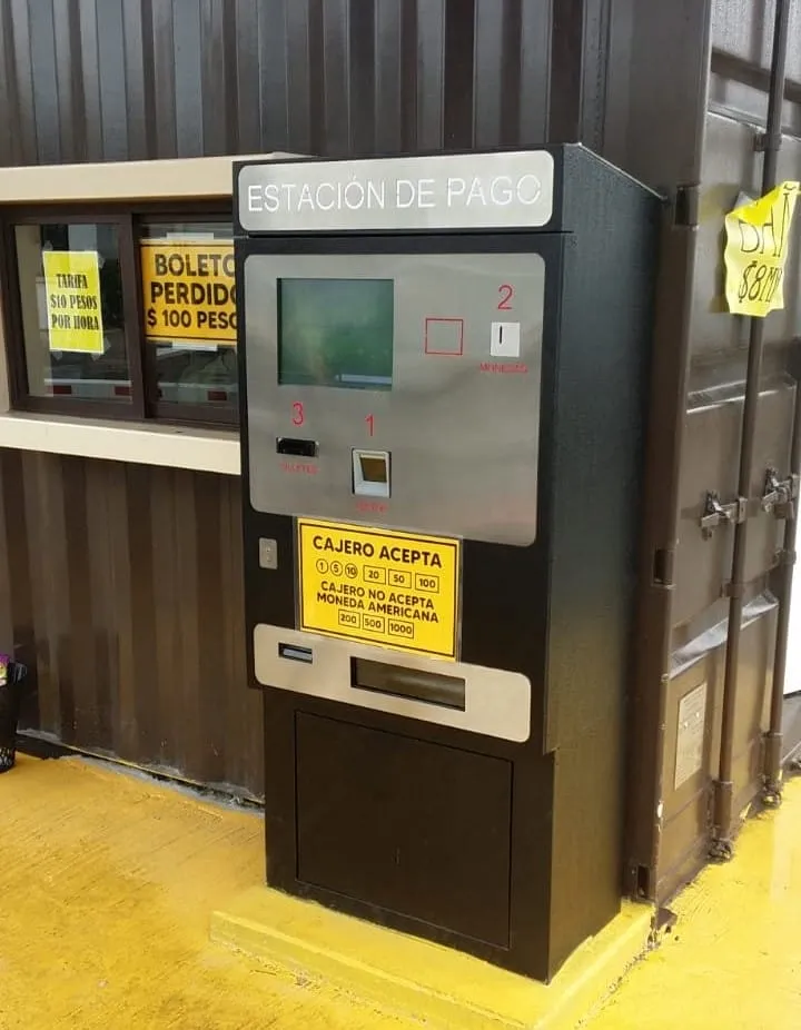 Cajero automático de pago QPARK para estacionamientos con código de barras en Tijuana