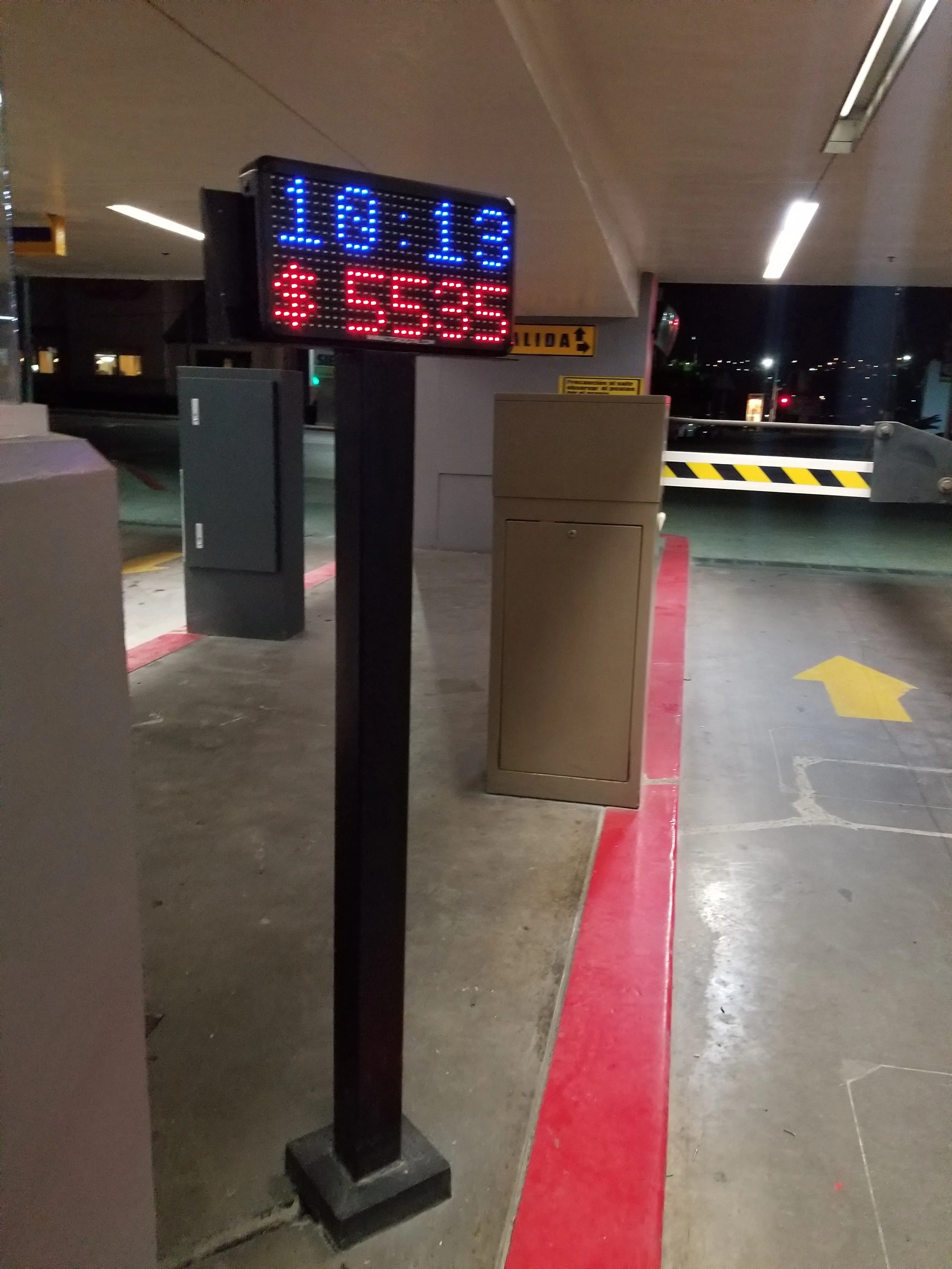 Pantalla luminosa de tarifas para estacionamientos