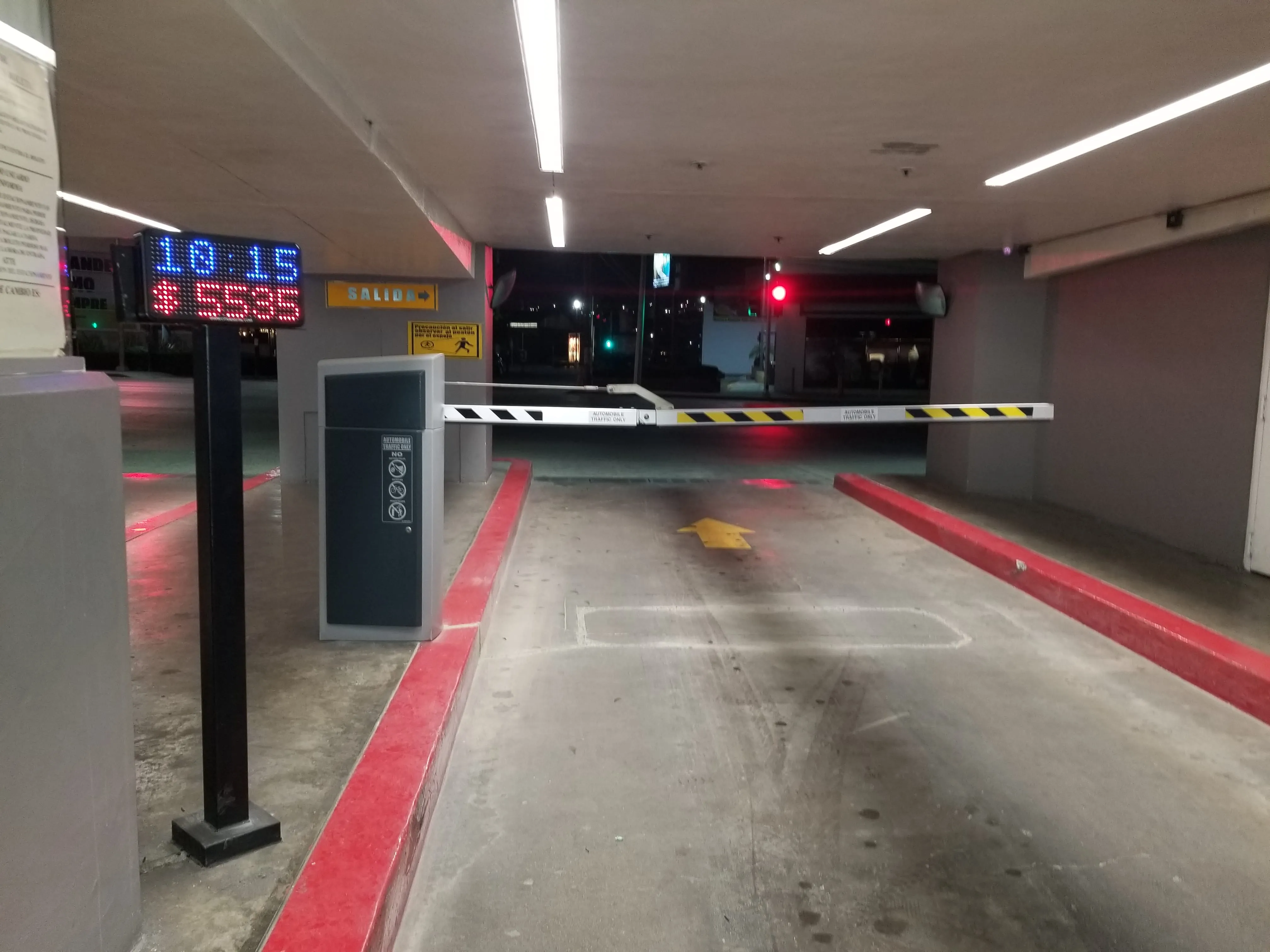 Pantalla digital de tarifas en estacionamientos