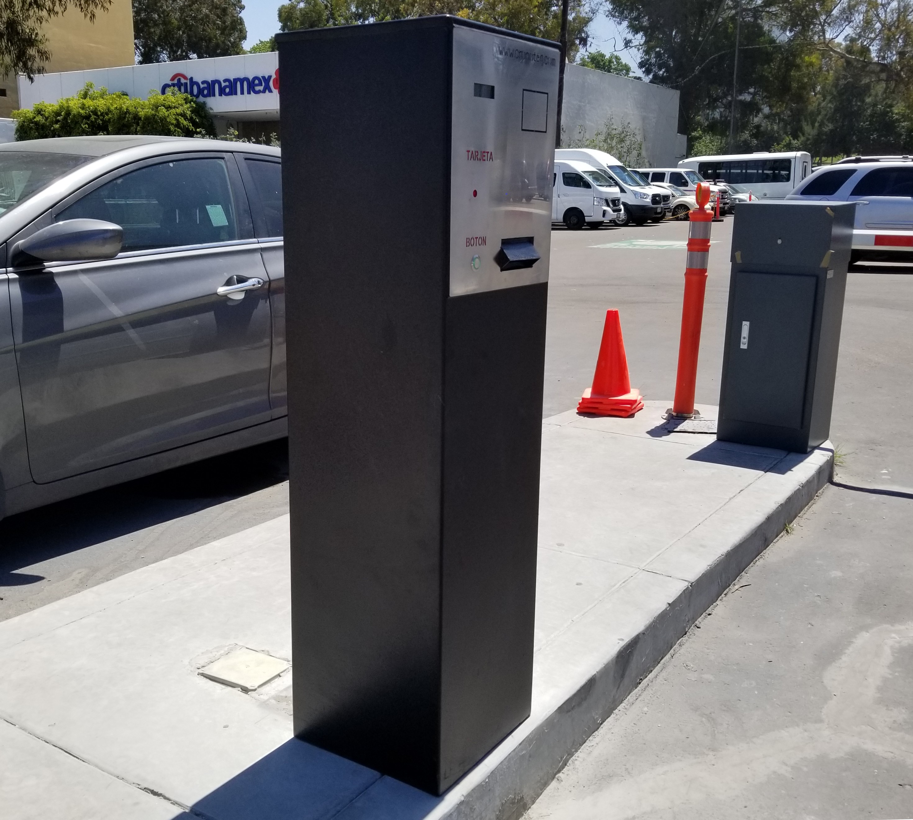 Maquina emisora de boletos para estacionamiento