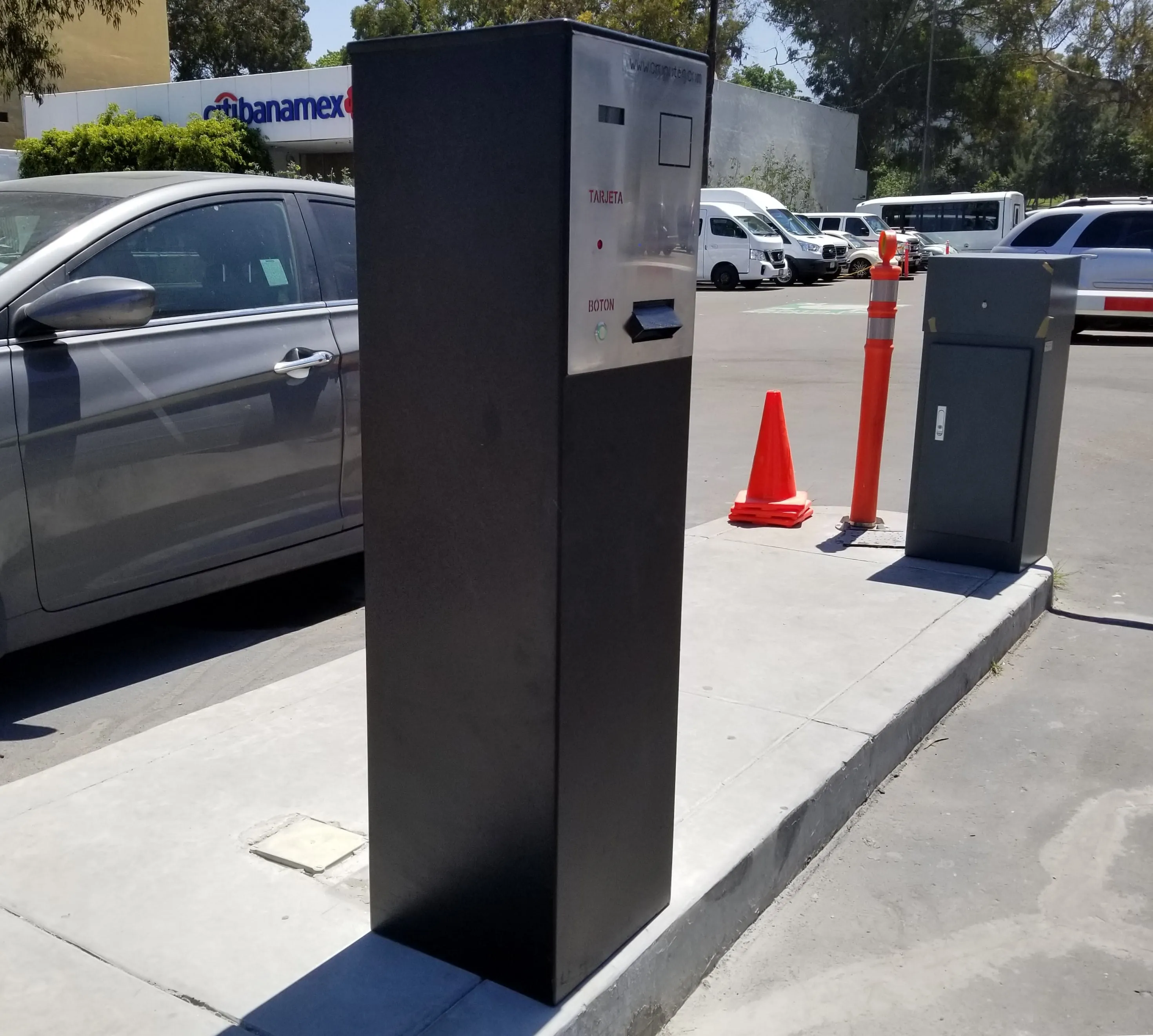 Maquina emisora de boletos QPARK para estacionamiento comercial